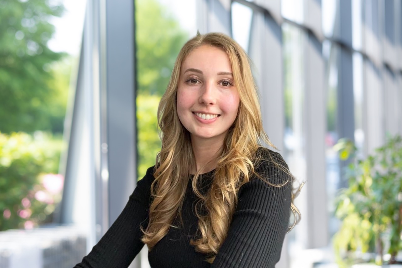 Lena Bock, salesassistent Bremen Automotive, portret voor een raamgevel.