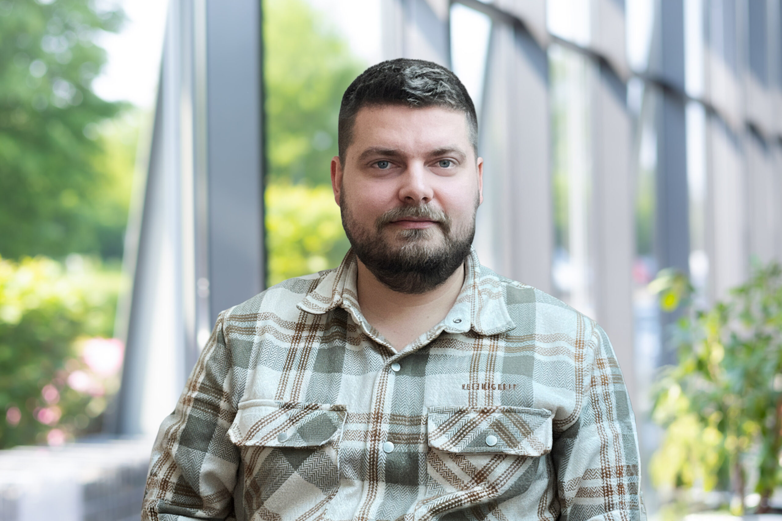 Florian Kringe vor Fensterfront im Foyer