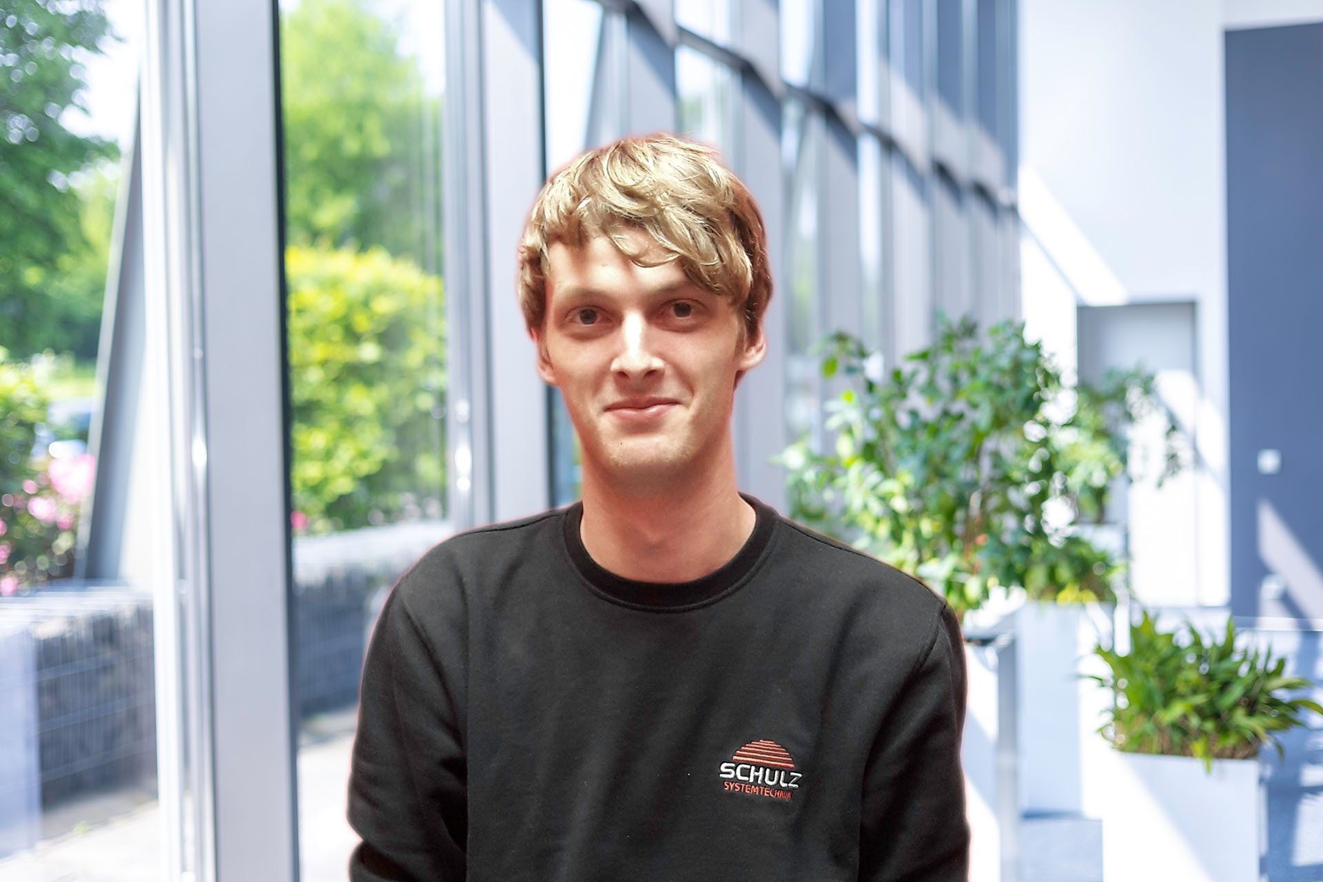 Raffael Berssen, specialist industriële automatisering, in de ontvangsthal