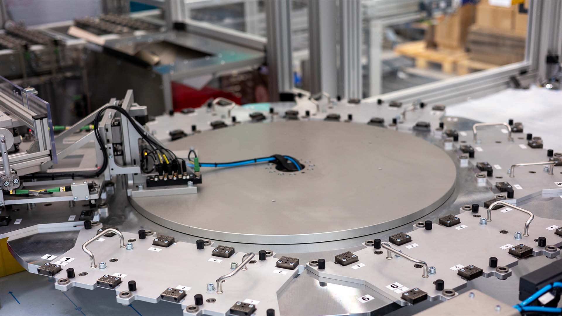 Rondindexeertafel met meerdere stations in een geautomatiseerde insert-moldinginstallatie.