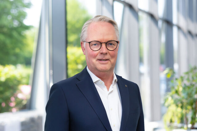 CFO Jürgen Deters in de ontvangsthal voor een glazen gevel.