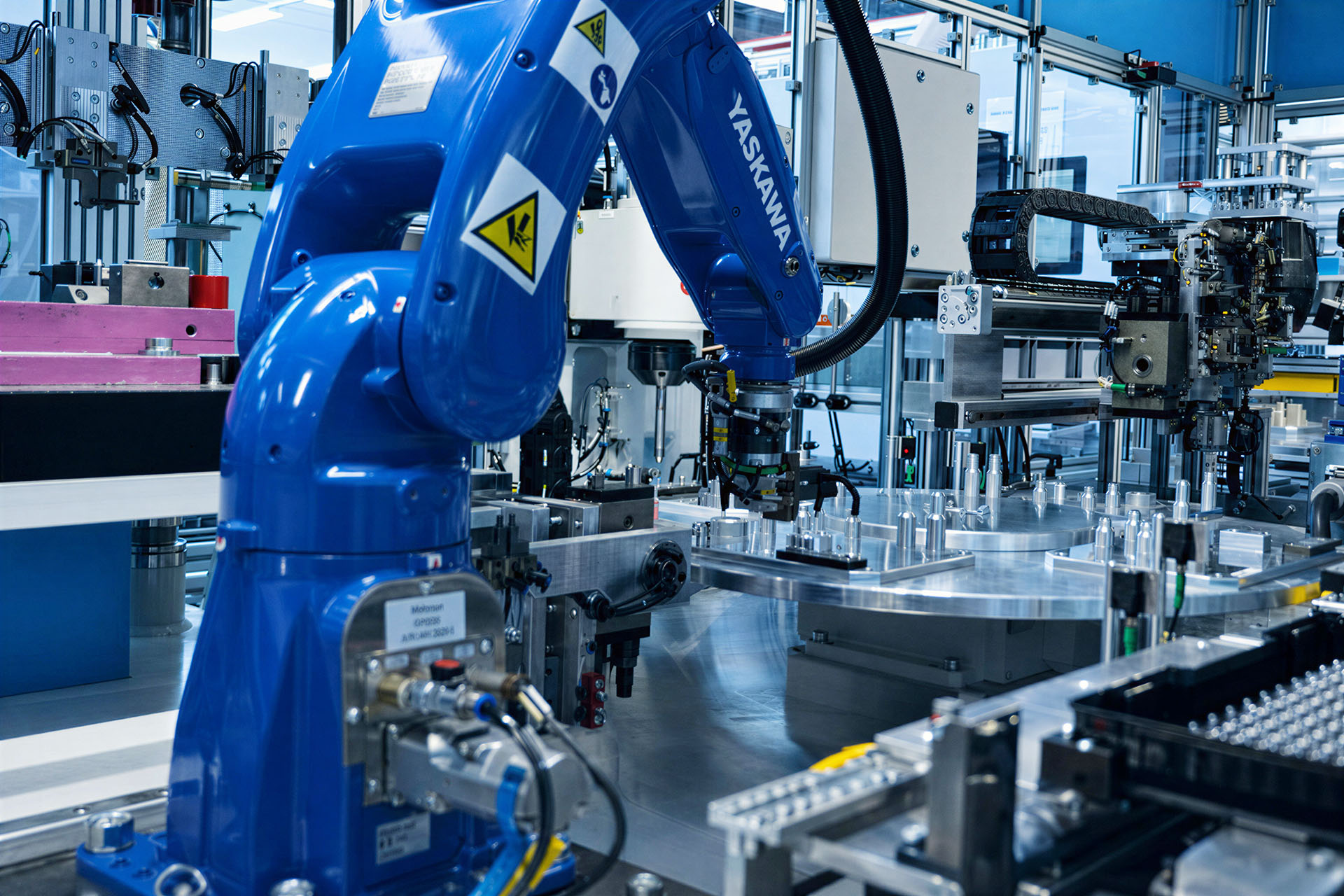 6-assige robot voorziet een draaitafelspuitgietcel van invoegdelen.