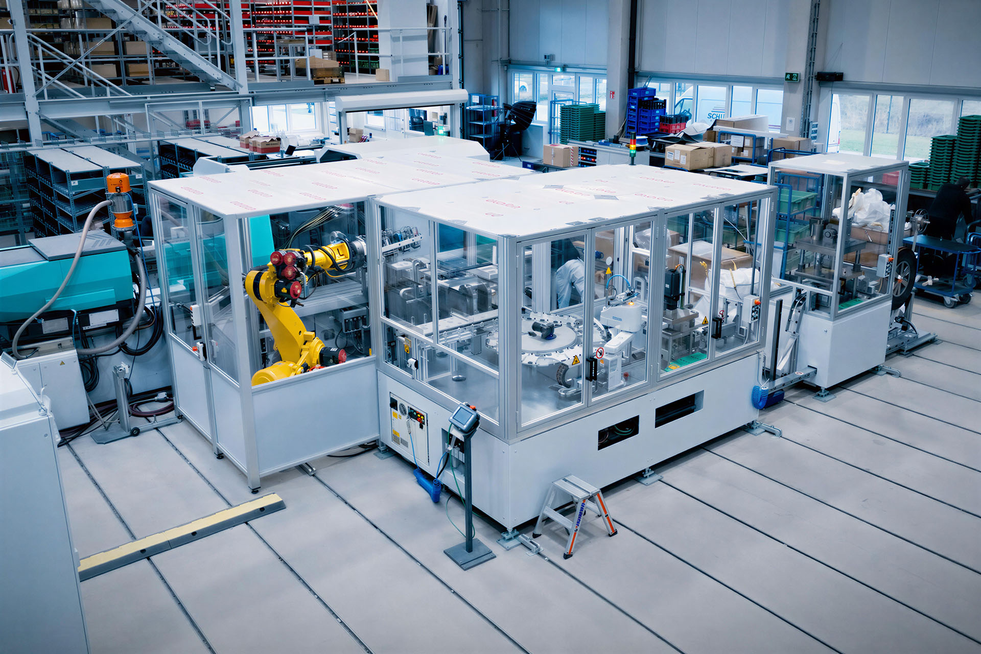 Geautomatiseerde speciale machine met robotcel in een productiehal.