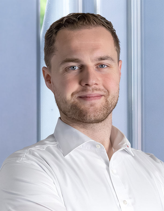 Tobias Möller, hoofd speciale machinebouw, kijkt in de camera.