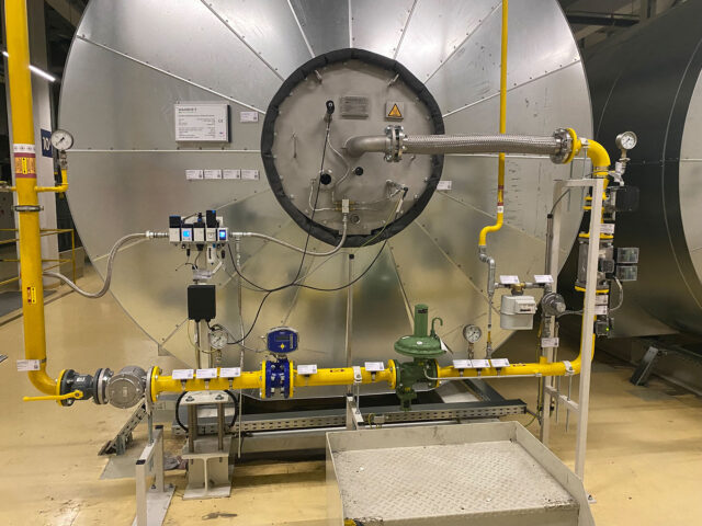 Industriële stoomketel met moderne meet-, regel- en veiligheidstechniek.