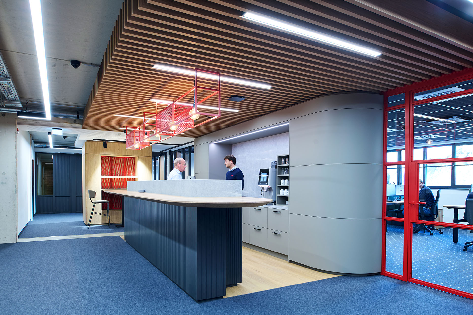 Modern vormgegeven ontvangst- en communicatieruimte met hoogwaardige interieurarchitectuur.